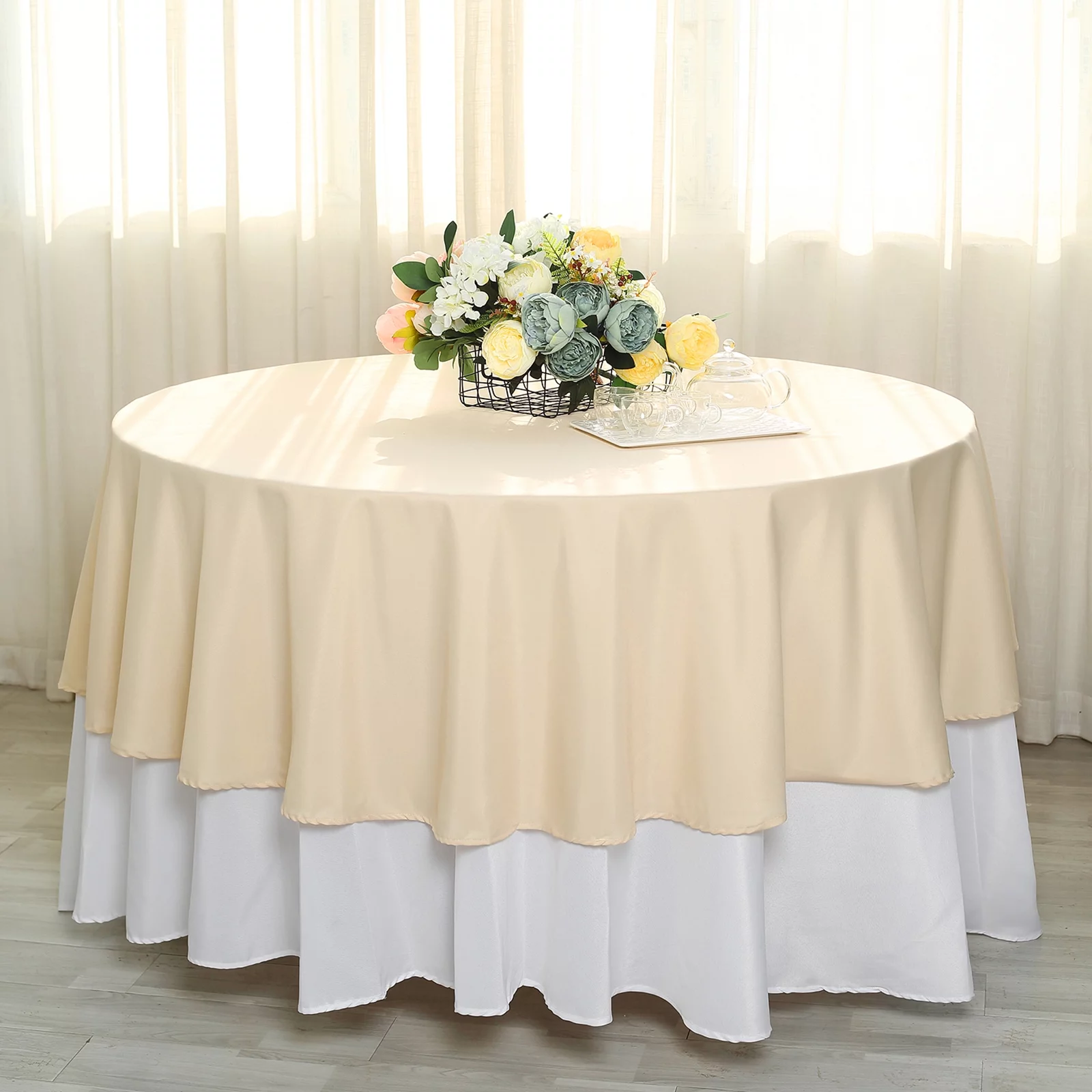 How to Get Wrinkles Out of Polyester Tablecloths