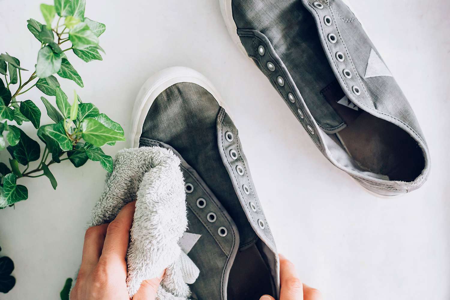 How to Wash Canvas Shoes